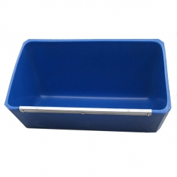 Кормушка для свиноматок с металлическим кантом